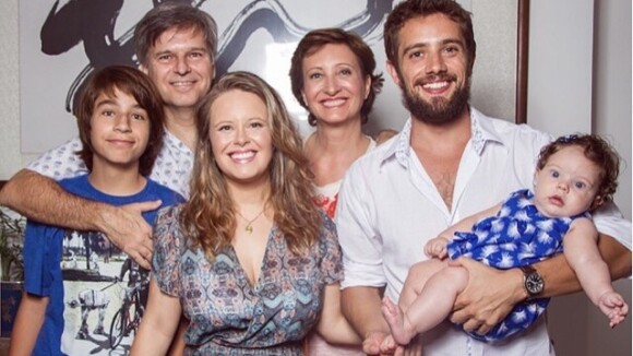 Rafael Cardoso posa com a filha, Aurora, a mulher e a sogra: 'Família é amor'