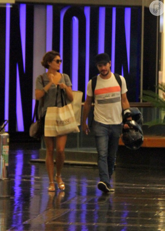 Daniel de Oliveira e Sophie Charlotte vão às compras no shopping Vilage Mall, no Rio de Janeiro, nesta sexta-feira, 27 de fevereiro de 2015
