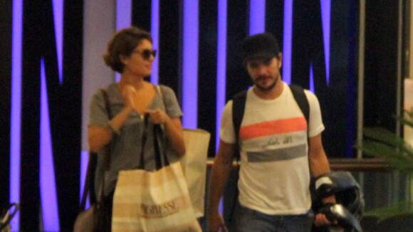 Daniel de Oliveira e Sophie Charlotte vão às compras em shopping no Rio