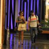 Ao lado Daniel de Oliveira, Sophie Charlotte passeou e escolheu um look fresquinho para curtir uma caminhada com o noivo no shopping
