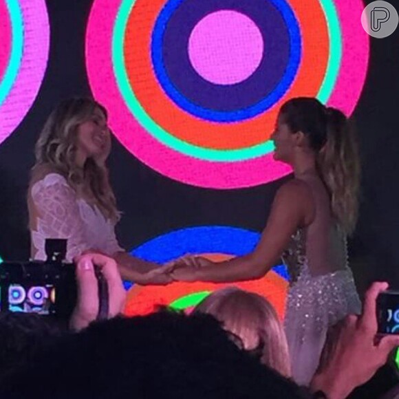 Flávia Alessandra dançou valsa com Giulia na festa de 15 anos da filha, na noite deste sábado (28 de fevereiro de 2015)