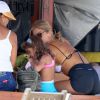 Grazi Massafera passeia com a filha, Sofia, em praia do Rio e exibe novo visual
