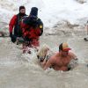 Lady Gaga mergulha com o noivo em lago gelado durante evento beneficente nos EUA, neste domingo, 1 de março de 2015