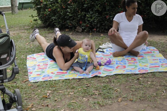 Regiane Alves costuma levar o filho, João Gabriel, para passeios ao ar livre