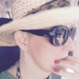 Betty Lago postou uma foto no seu perfil no Instagram cheia de estilo, usando chapéu e óculos escuros No domingo, 1° de março de 2015