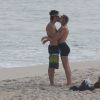 Kayky Brito foi flagrado com a namorada, Bianca Grubhofer, em clima de romance na praia