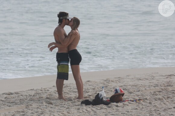 Kayky Brito foi flagrado com a namorada, Bianca Grubhofer, em clima de romance na praia