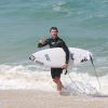 Kayky Brito mostra habilidade no mar em dia de surfe, em praia da Barra da Tijuca, no Rio