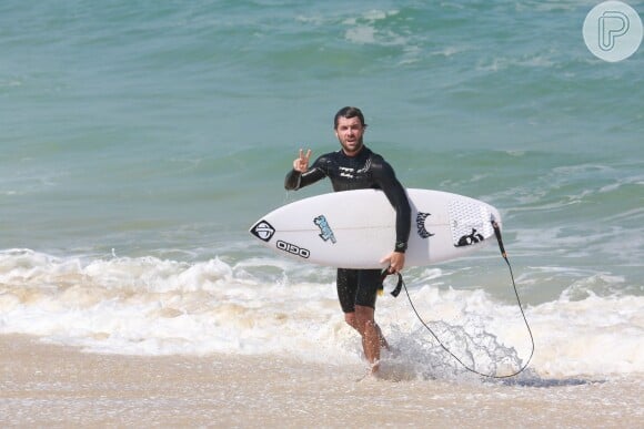 Kayky Brito mostra habilidade no mar em dia de surfe, em praia da Barra da Tijuca, no Rio