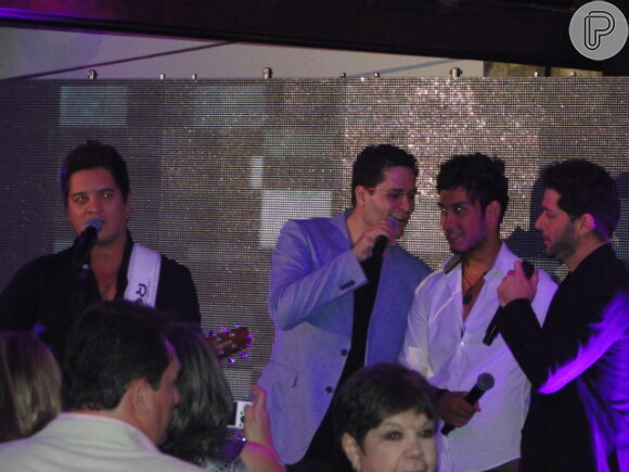 Pedro Leonardo canta ao lado de outros sertanejos durante o Jantar do Bem, em Goiania