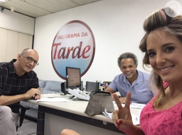 Três horas depois, Ticiane Pinheiro compartilhou outro registro no Instagram e aparece com bobes no cabelo, nos bastidores do 'Programa da Tarde'