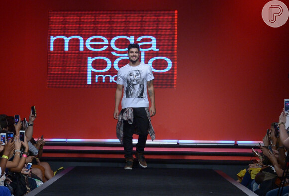 Caio Castro participou do Mega Fashion Week, evento de moda que acontece em São Paulo