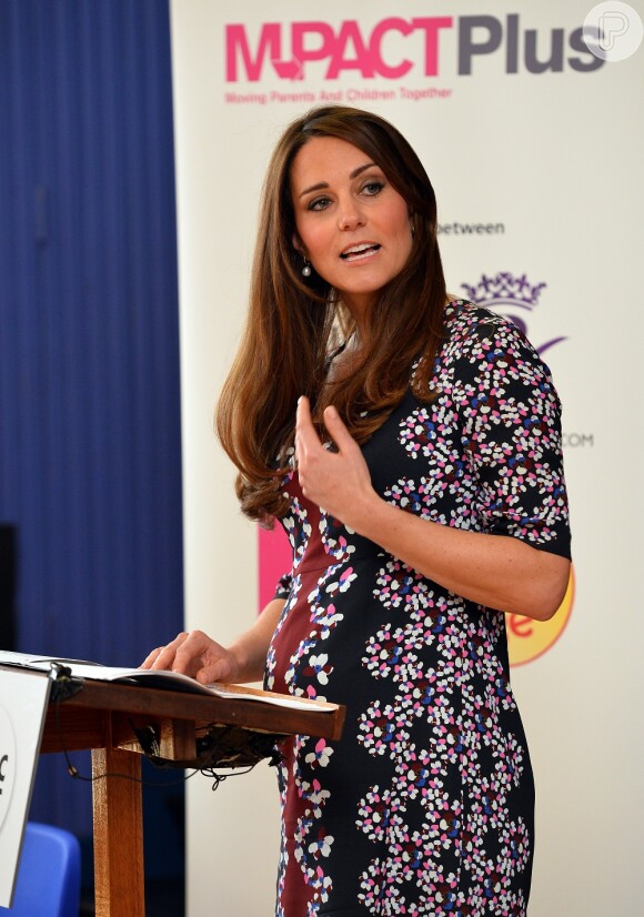 Kate Middleton visitou um colégio primário em Manchester, na Inglaterra, e mostrou a barriguinha de seis meses de gravidez, nesta terça-feira, 23 de abril de 2013