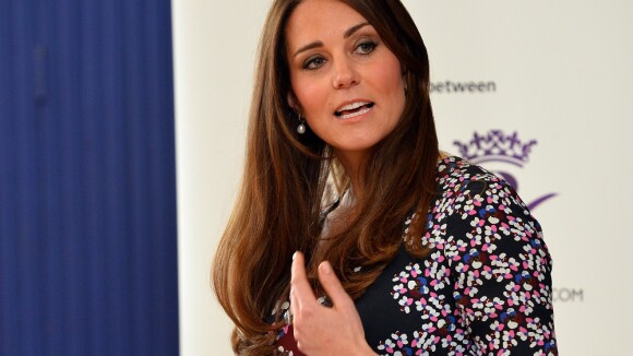 Grávida de 6 meses, Kate Middleton visita escola e planta árvore na Inglaterra