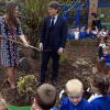 Kate Middleton plantou uma árvore ao lado do humorista britânico John Bishop