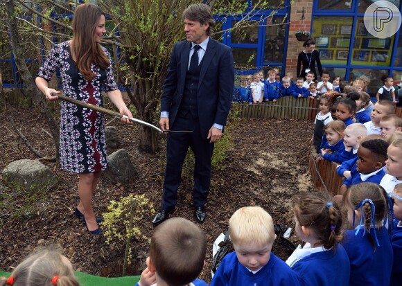 Kate Middleton plantou uma árvore ao lado do humorista britânico John Bishop