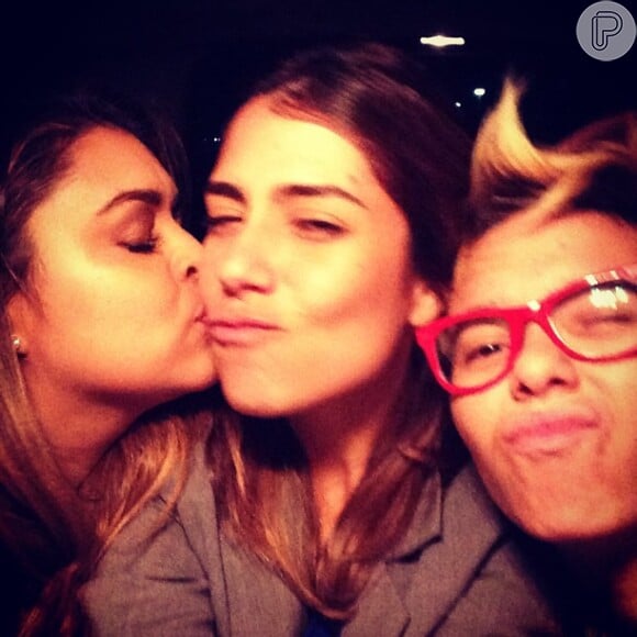 Foto: Preta Gil dá beijo no rosto de Lua Leça, namorada de Maria