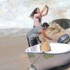 Bruno Gissoni e Daniela Escobar gravam cenas de 'Flor do Caribe' na praia de Grumari, em 24 de abril de 2013