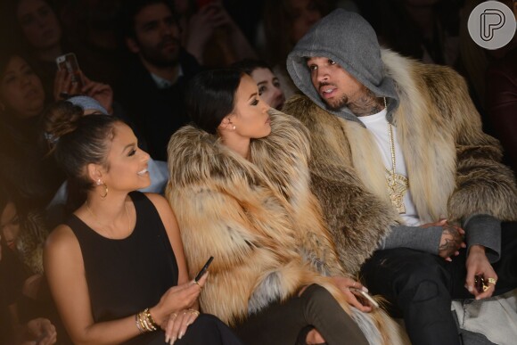 Apesar do notícia que o cantor teve um bebê com uma modelo desconhecida, Chris Brown continua namorando a top model Karrueche Tran