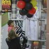 Grazi Massafera leva Sofia para a loja ao lado para brincar com os balões