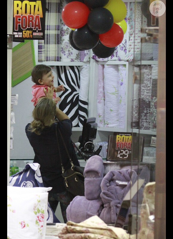 Grazi Massafera leva Sofia para a loja ao lado para brincar com os balões