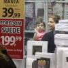 Simpática, Sofia acena para os fãs de Grazi que observavam mãe e filha na loja