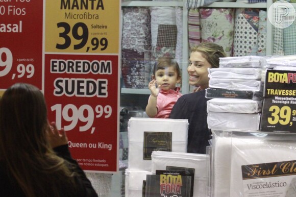 Simpática, Sofia acena para os fãs de Grazi que observavam mãe e filha na loja