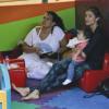 Em um momento, a atriz se acomodou em uma poltrona infantil para dar papinha para a filha
