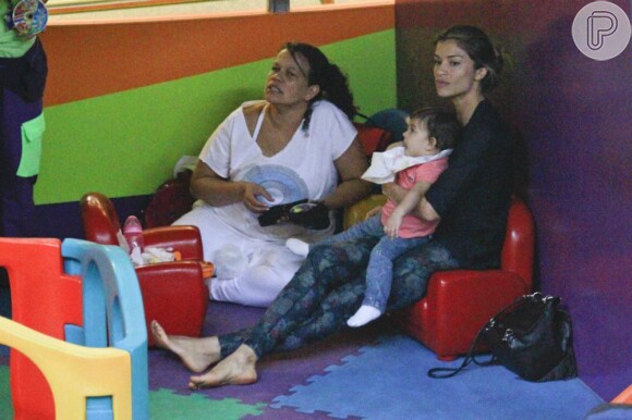 Em um momento, a atriz se acomodou em uma poltrona infantil para dar papinha para a filha