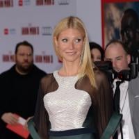 Gwyneth Paltrow usa vestido transparente e mostra que está com tudo em cima