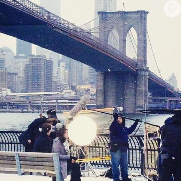 Esta semana, Bruna Marquezine gravou sequências de 'I Love Paraisópolis' próximo à Ponte do Brooklyn, cartão postal de Nova York