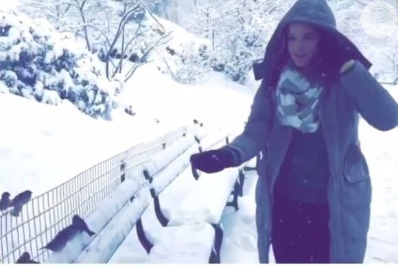 Bruna Marquezine tem curtido sua estadia em Nova York para curtir o frio e a neve