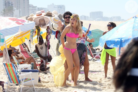 Fiorella Mattheis chamou atenção pela boa forma em praia do Rio