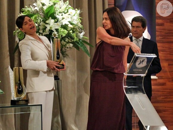 Úrsula (Silvia Pfeifer) fez um escândalo e deu uma bofetada em Maria Inês (Christiane Torloni), revelando seu caso com Marcelo (Edson Celulari), em 'Alto Astral'