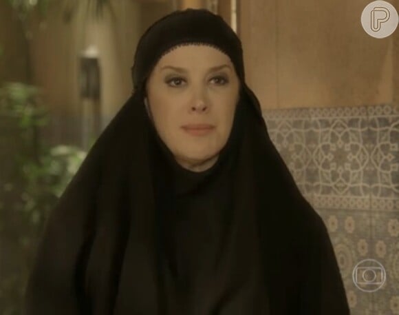Samantha (Claudia Raia) se supreende ao se dar conta de que está confinada no harém do rei, em 'Alto Astral'