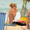 Carolina Dieckmann comeu milho, tomou água de coco e conversou com amigos durante o tempo em que ficou na praia