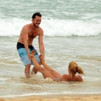 Carolina Dieckmann é arrastada para o mar por marido e exibe corpão em Búzios