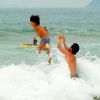 Tiago Worcman se divertiu jogando o filho no mar enquanto Carolina Dieckmann dava um mergulho