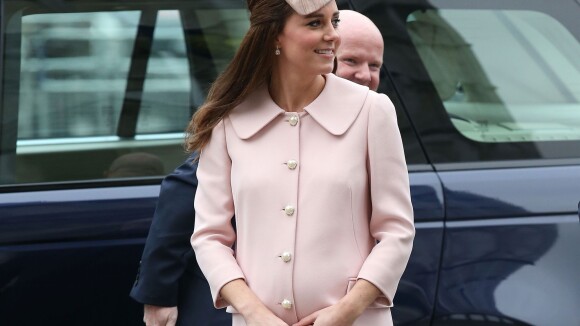 Grávida de 8 meses, Kate Middleton repete look usado antes de dar à luz George