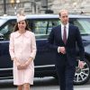 Grávida de 8 meses, Kate Middleton repete look usado antes de dar à luz George, nesta segunda-feira, 9 de março de 2015
