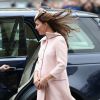 Grávida de 8 meses, Kate Middleton repete look usado antes de dar à luz George, nesta segunda-feira, 9 de março de 2015