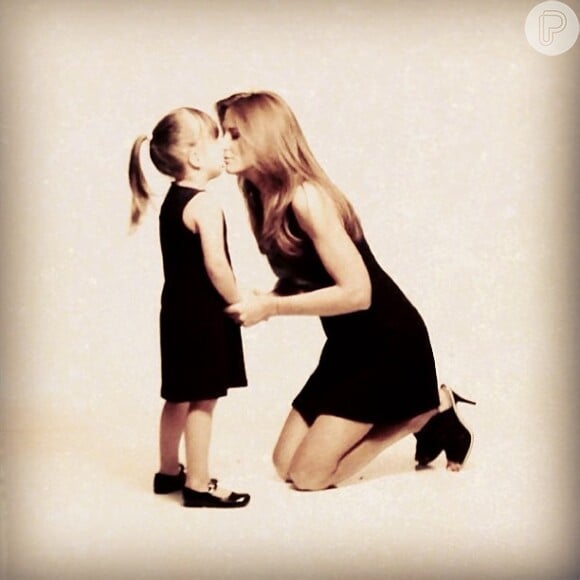 Ticiane dá beijinho na filha durante a sessão fotográfica: 'Beijinho de esquimó com Rafinha para as fotos de Dia das Mães'
