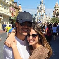 Carol Celico posta foto abraçada a Kaká na Disney: 'Este lugar é mágico'