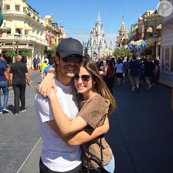 Kaká posa ao lado de Carol Celico na Disney, em foto postada nesta segunda-feira, 9 de março de 2015: 'Este lugar é mágico'