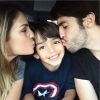 Kaká e Carol Celico dão um beijo no filho, Luca, e compartilham o momento em família em suas redes sociais