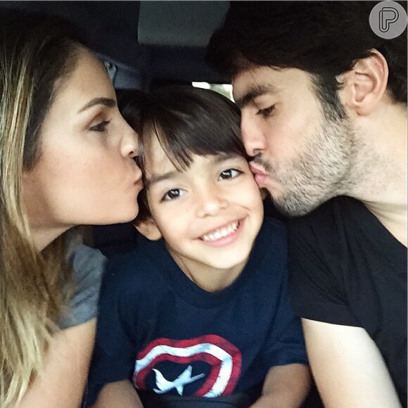 Kaká e Carol Celico dão um beijo no filho, Luca, e compartilham o momento em família em suas redes sociais