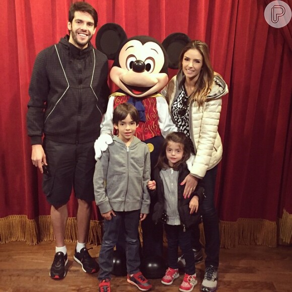Kaká e Carol Celico posam com os filhos ao lado do Mickey, na Disney