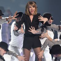 Taylor Swift faz seguro das pernas por R$ 122 milhões: 'Ela ficou constrangida'