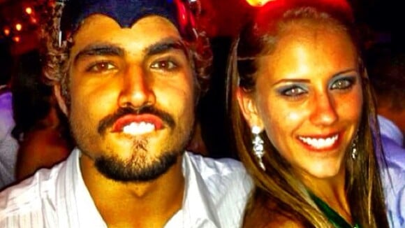 Caio Castro publica foto com a namorada, Sabrina Pimpão: 'Mickey tem uma Minnie'