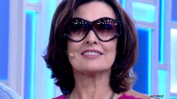 Fátima Bernardes experimenta óculos de Hebe Camargo no 'Encontro': 'Orgulho'